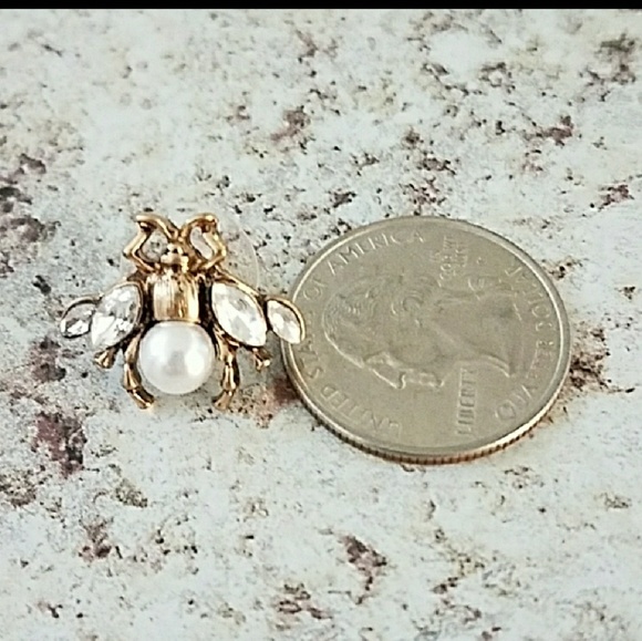 Only one left !!! Bee pearl earrings new - Picture 2 of 4